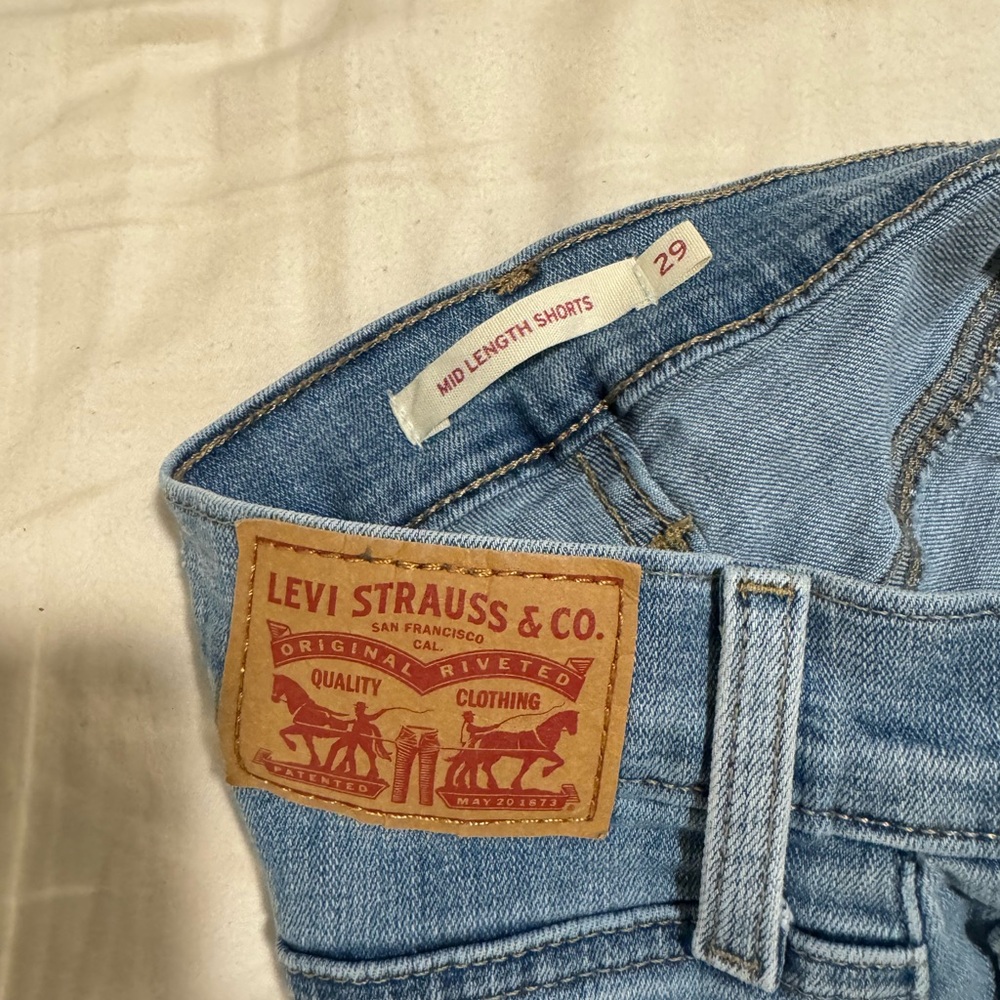 Levi’s Mid Length Short - Picture 2 of 3